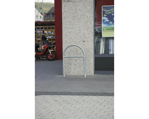 Fahrradständer aus Metall vor einem Gebäude