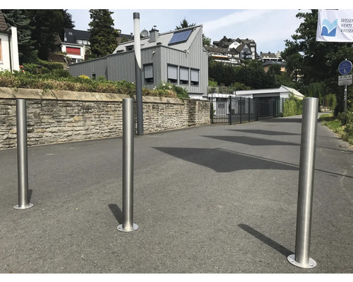 Drei Edelstahl-Sperrpfosten auf einer Straße