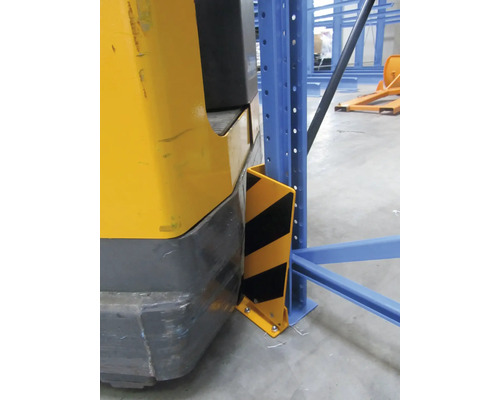 Detailansicht eines Anfahrschutzes für ein Regal mit gelb-schwarzer Warnmarkierung