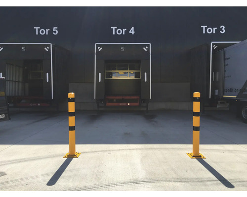 Szene von Verladerampen mit gelben Anfahrschutzpollern.