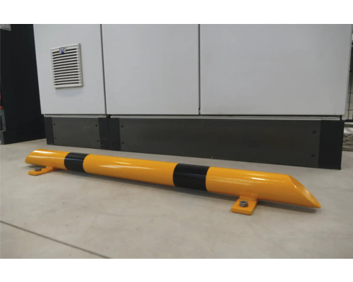 Gelb-schwarzer Anfahrschutz aus Stahl zum Schutz vor Schäden