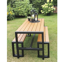Gartentisch mit Bänken auf einer Rasenfläche mit Dekorationsartikeln