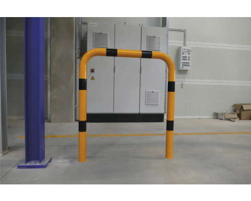 Gelber Anfahrschutzbügel mit schwarzen Markierungen vor einem Verteilerkasten.