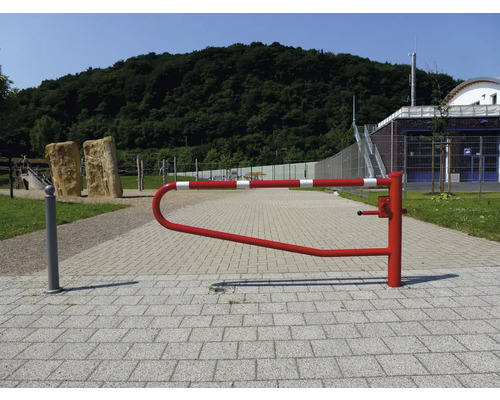 Schwenkbarer Torpfosten für den Außenbereich auf gepflastertem Untergrund