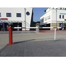 Parksperre mit rot-weisser Schranke zur Verkehrsregelung
