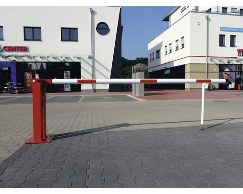 Parksperre mit rot-weisser Markierung zur Verkehrskontrolle