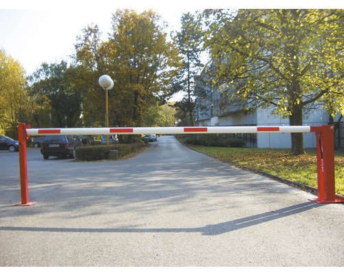 Parksperre mit rot-weißen Markierungen