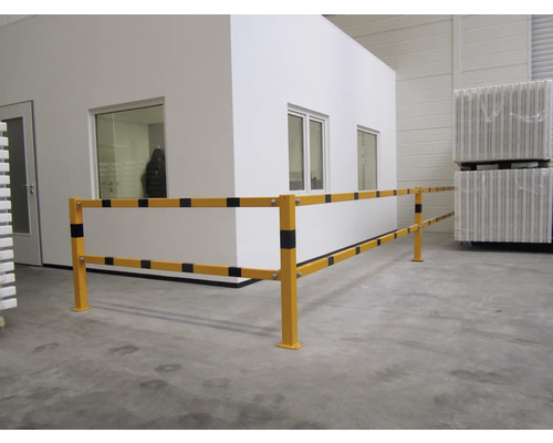 Geländer zum Schutz in einem Industriebereich.