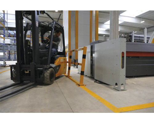 Gabelstapler fährt in einer Industriehalle