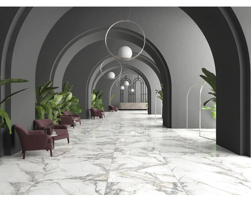 Lobbybereich mit Marmorboden, Sesseln und Bepflanzung unter gewölbten Durchgängen.
