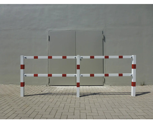 Weiße und rote Absperrung vor einer Wand