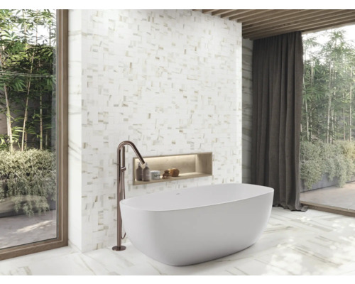 Modernes Badezimmer mit freistehender Badewanne, Mosaikwand und Fenster mit Blick in den Garten