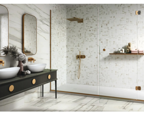 Modernes Badezimmer mit Doppelwaschtisch, Spiegeln und begehbarer Dusche mit Mosaikfliesen