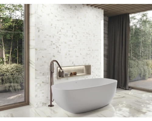 Badezimmer mit freistehender Badewanne, Mosaikwand und Fensterfront