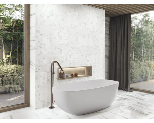 Badezimmer mit freistehender Badewanne, Armatur, Wandnische und Mosaikfliesen