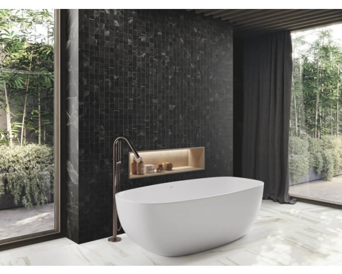 Badezimmer mit Badewanne, dunklen Mosaikfliesen und Fensterfront