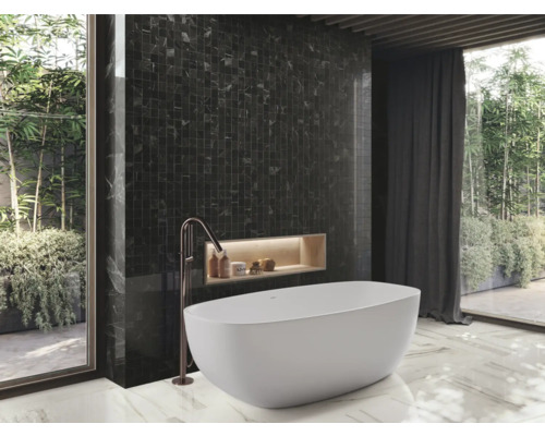 Modernes Badezimmer mit freistehender Badewanne, Mosaikfliesen und großem Fenster