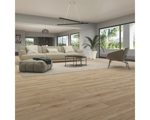 Wohnzimmer mit Holzboden, Sofa, Sessel und Couchtisch