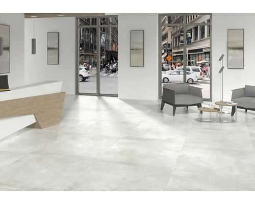 Heller Raum mit Bodenfliesen, Empfangsbereich und Sitzecke mit Blick auf die Straße