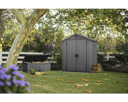 Gartenhaus KETER Darwin 6x4 mit Doppeltür inkl. Fußboden 184,5 x 132,8 cm grau Gartenszene mit Gerätehaus, Gartenbox und Gartenwerkzeug auf einer Rasenfläche