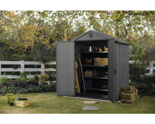 Garten Szene mit offenem Gerätehaus mit Regalen und Gartengeräten