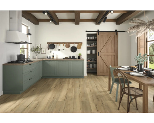 Helle und geräumige Küche mit grünen Schränken, Holzboden und Holztisch