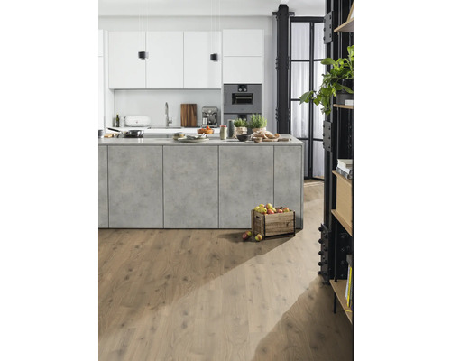 Helle Küche mit Kücheninsel, weißen Schränken und Holzboden.