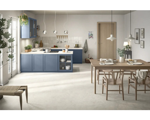 Helle, geräumige Küche mit Kücheninsel und Holzesstisch