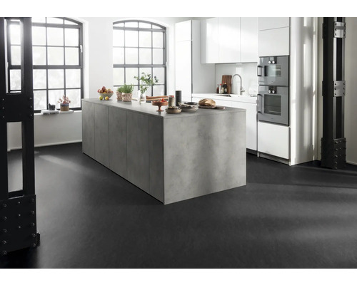 Helle Küche mit Kücheninsel, weißen Schränken und schwarzem Boden.