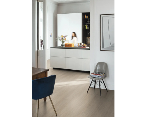 Heller Raum mit Kücheninsel, Stühlen und Bodenbelag