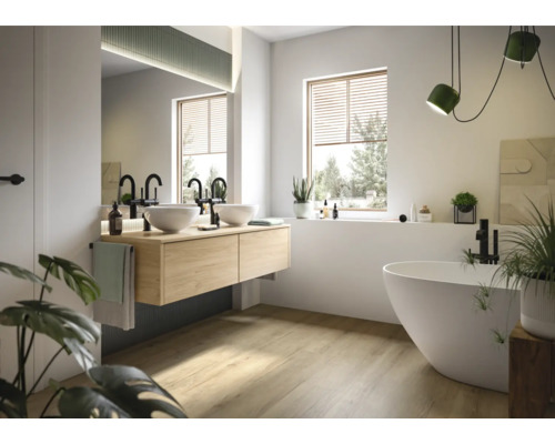 Helles Badezimmer mit Doppelwaschtisch, freistehender Badewanne und Fenster