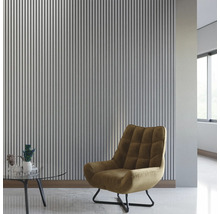 Helles Wohnzimmer mit Akustikpaneelen an der Wand, Sessel und Tisch