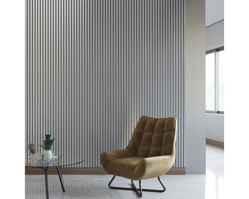 Helles Wohnzimmer mit Akustikpaneelen an der Wand, Sessel und Tisch