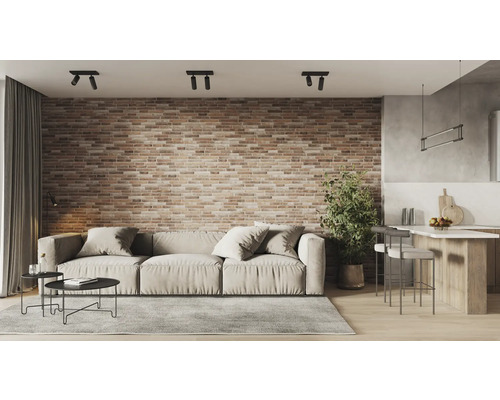 Wohnzimmer mit Backsteinwand, Sofa, Teppich, Tisch und Deckenleuchten