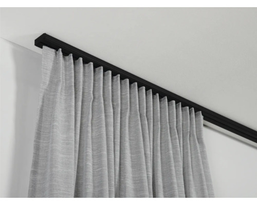 Grauer Vorhang an schwarzer Vorhangschiene