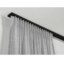 Gardine mit Gardinenschiene an der Decke