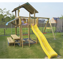 Kind auf Holzspielturm mit Rutsche, Schaukel und Sandkasten im Garten