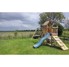 Spielturm mit Rutsche, Schaukel und Kletterwand im Garten