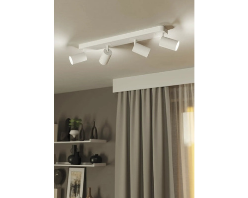 Deckenleuchte mit vier Strahlern im Wohnzimmer