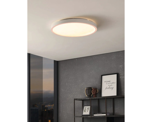 Runde Deckenleuchte im modernen Wohnraum