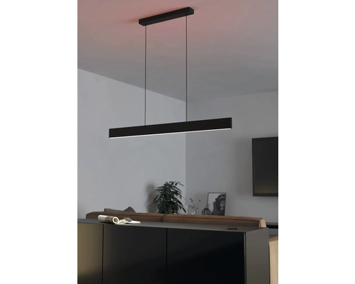 Schwarze LED-Hängeleuchte über einem Sideboard