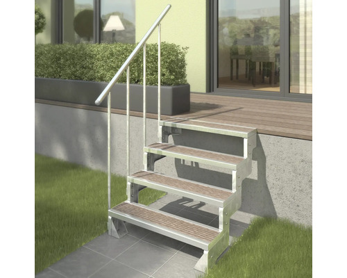 Außentreppe mit vier Stufen und Handlauf aus Metall