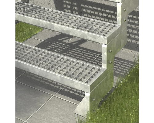 Metalltreppe mit Gitterstufen auf Pflastersteinen