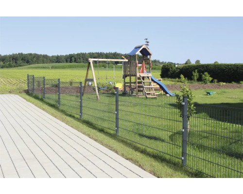 Doppelstabmattenzaun mit Spielplatz im Garten
