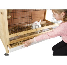 Kaninchenstall aus Holz mit Schublade und Kind
