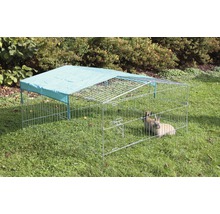 Freilaufgehege mit Sonnenschutz und Kaninchen auf einer Rasenfläche