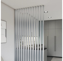 Raumteiler mit vertikalen Lamellen in einem modernen Interieur