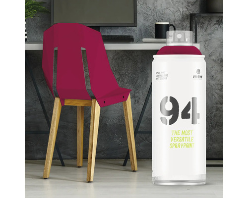 Sprühfarbe und Stuhl auf einem Foto vor einem Schreibtisch.