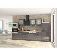 Komplette Küche mit Elektrogeräten, Arbeitsplatten und Schränken in modernem Design