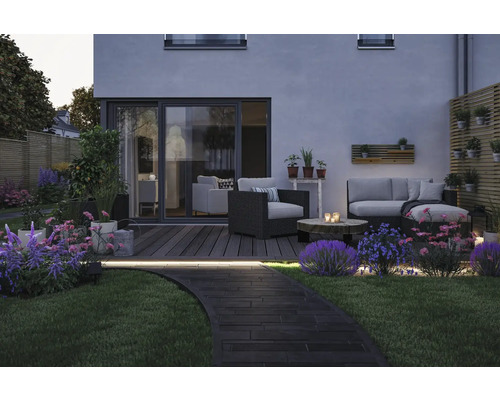 Garten mit Gartenmöbeln, Terrasse, Blumen und Gehweg